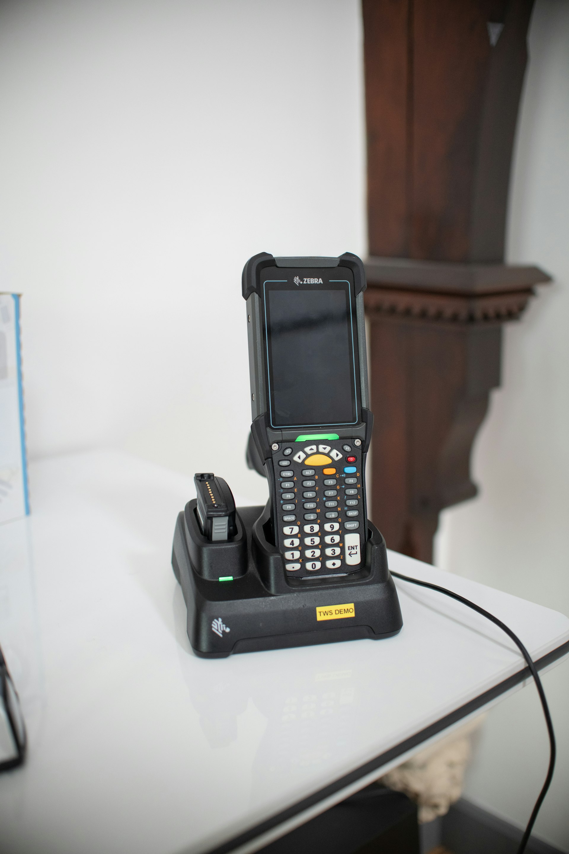 Kommissionierer mit Barcode-Scanner im Lager