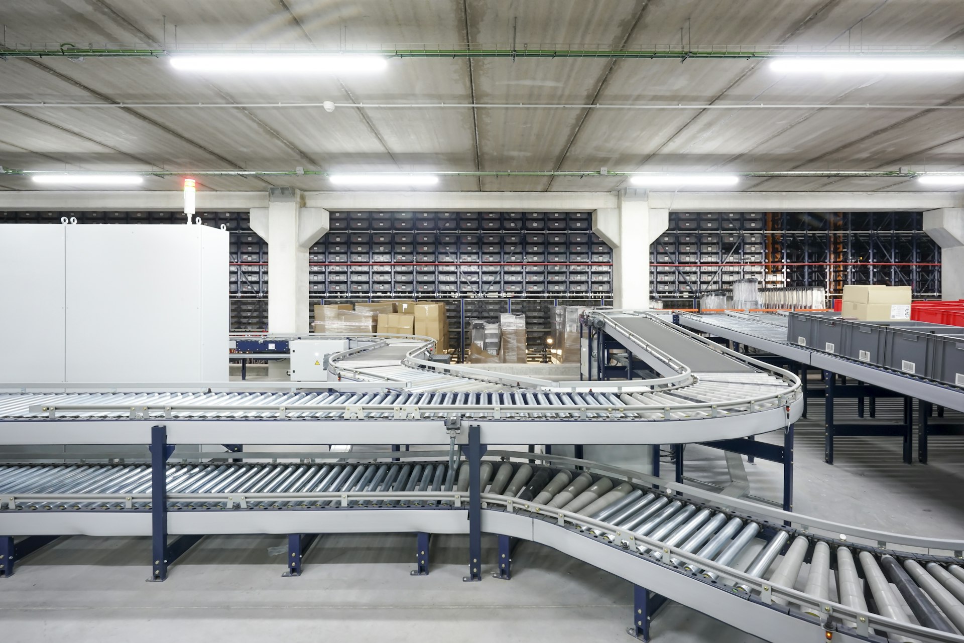 Batch Picking und getrennte Paket-Routen je Versandart im Versandlager