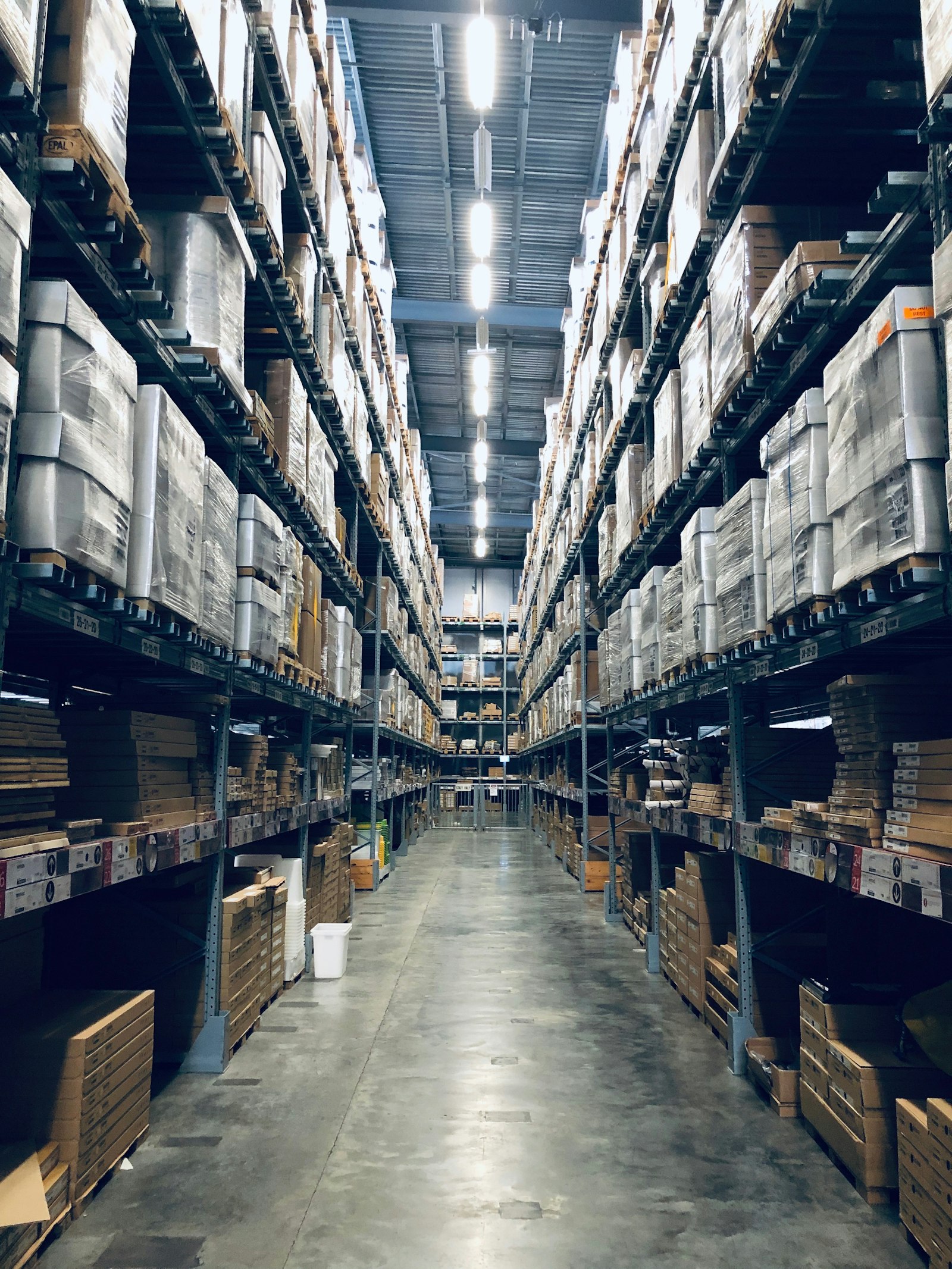 Wareneingang, Umlagerung und Nachschub im Lager mit Multi-Lager-Software